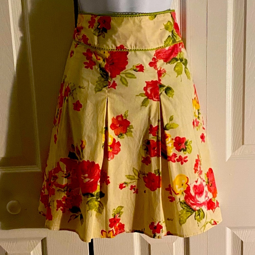 Studio Y Beautiful pleated floral skirt🌺 L very soft. Work or play.